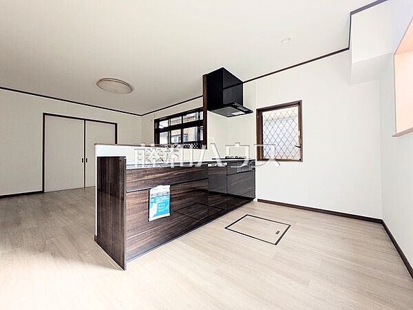 ≪キッチン≫明るい陽光に満たされる心地よいキッチンで、気持ちよくお料理ができます。【府中市四谷3丁目】