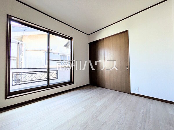 ≪居室≫バルコニーへダイレクトに出られる居室には季節を感じられる嬉しい空間があります。府中市四谷3丁目】