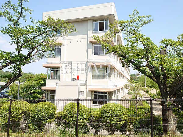 多摩市立聖ヶ丘中学校 (980m)