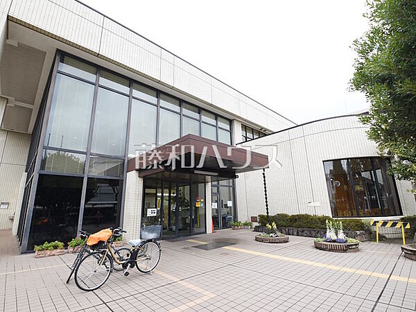 三鷹市立三鷹図書館 (1000m)