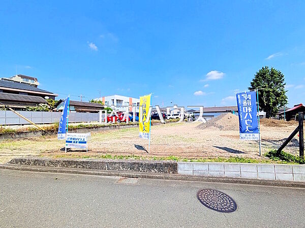 ≪現地外観≫周囲に高い建物のないエリアのため、空が大きく感じます。　【府中市本宿町1丁目】
