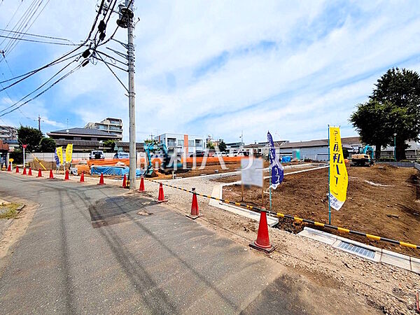 ≪接道状況≫周囲に高い建物のないエリアのため、空が大きく感じます。　【府中市本宿町1丁目】