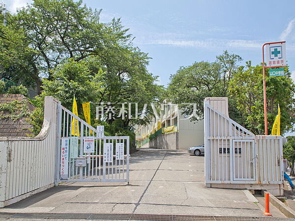 所沢市立山口中学校 (1700m)