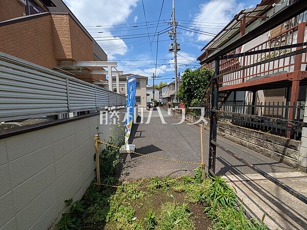 接道状況および現場風景　【杉並区井草5丁目】 お住まい探しは、家の良し悪しだけでなく周辺環境も重要なポイントです。ぜひ一度お客様の目でご覧ください。　