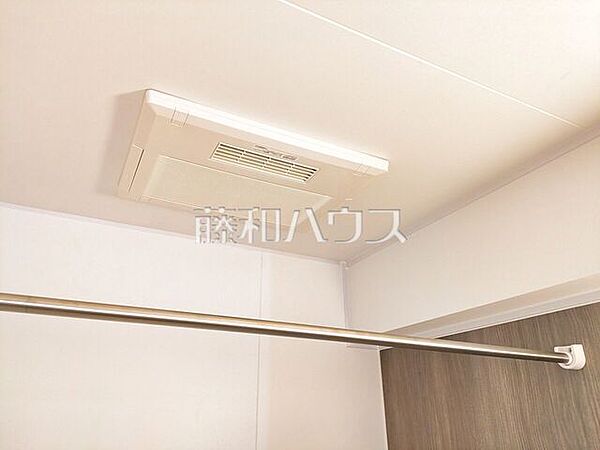 浴室乾燥機(浴室内上部) 雨の日の強い味方！浴室換気乾燥機付きユニットバスで洗濯物が乾かせます。