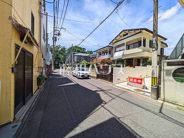 接道状況および現場風景　【国立市西2丁目】周辺環境はもちろん、日当たりや設備仕様など、実際に行ってみないと分からないことも多くございます。営業担当がご案内いたしますので、お気軽にお問い合わせください。