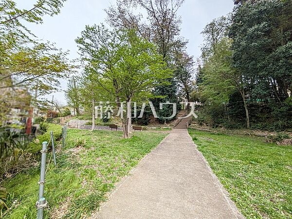 西渡戸緑地公園 (300m)