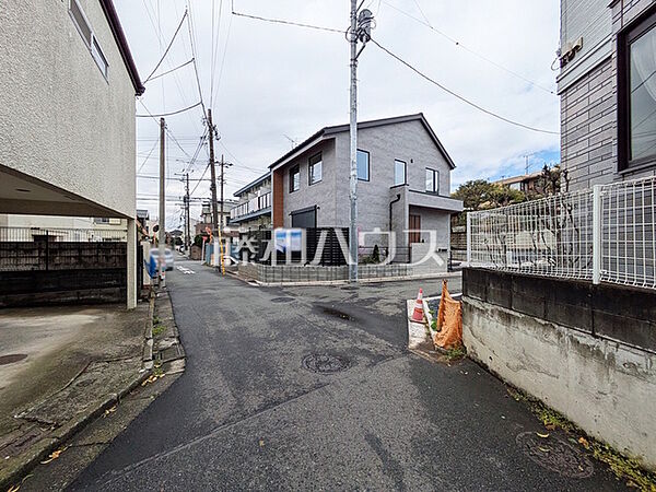接道状況および現場風景　【中野区沼袋4丁目】 周辺は落ち着いた雰囲気の住宅地です。小さなお子様がいるご家庭も安心です。