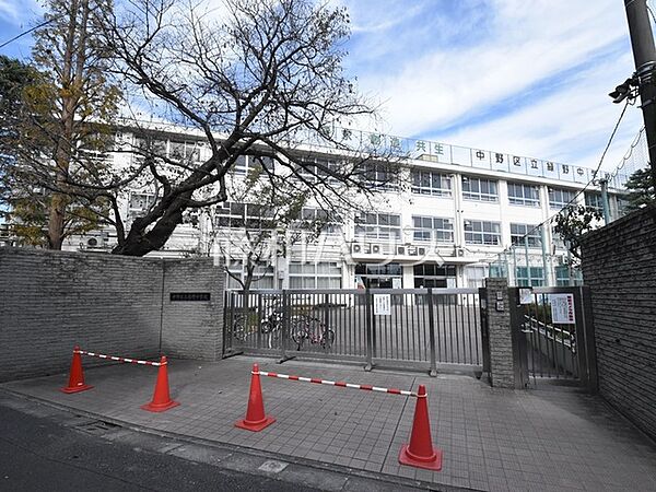 中野区立緑野中学校 (500m)