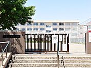 多摩市立落合中学校 (300m)