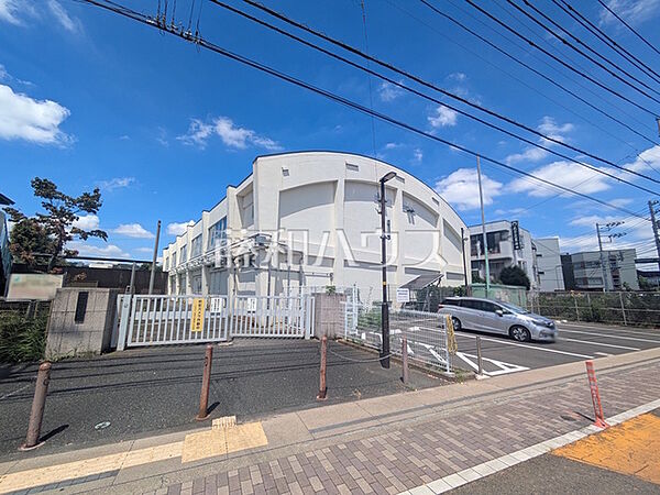 稲城市立稲城第一中学校 (820m)