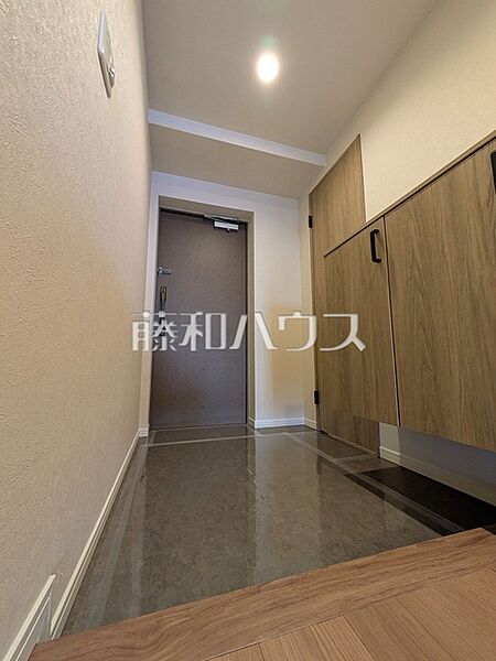 玄関【コスモ・ザ・パークス調布多摩川】  広々とした玄関ホールで、お客様のお出迎えも楽しみですね。