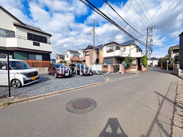 接道状況および現場風景　【東久留米市神宝町1丁目】 建物のプレゼンをさせていただきますので、実際の完成イメージを思い描いていただくことができます。お気軽にお問合せ下さい。