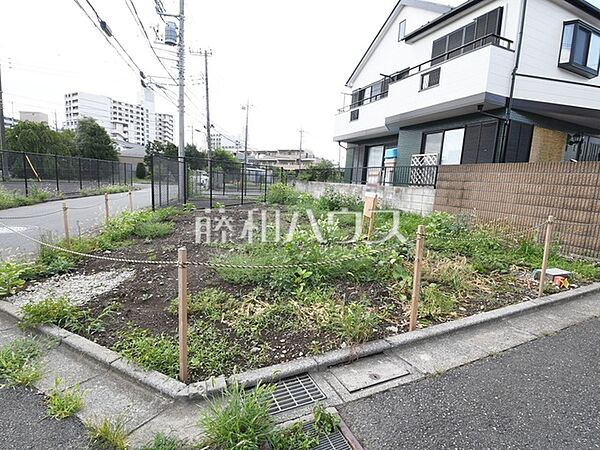 現地写真 「セレシス」は大手ハウスメーカーで家を建てたいお客様のための当社サポートシステムです。お客様の家づくりの秘書役となり、メーカーの選択交渉からご契約まで全面的にサポートいたします。