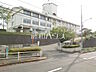 周辺：多摩市立鶴牧中学校 (230m)