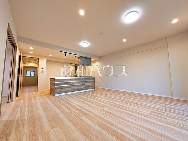 ≪リビング≫大きなソファーを置いても圧迫感がない約19.5帖の広々LDK。窓からは陽光をたっぷり採り込み、明るく快適な団らん空間となっております。　【ミオカステーロ府中紅葉丘】