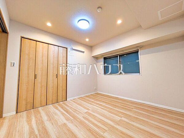 ≪居室≫木目が美しいウッディなフローリングの居室は、穏やかで心安らぐ空間となるでしょう。【ミオカステーロ府中紅葉丘】