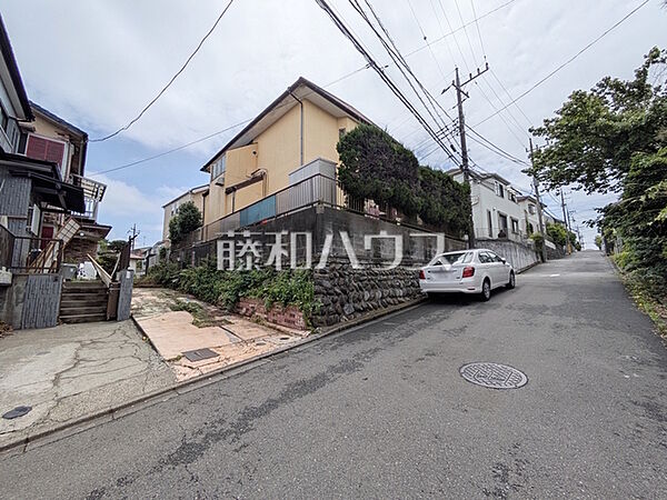 ≪接道状況≫周辺は落ち着いた雰囲気の住宅地です。小さなお子様がいるご家庭も安心です。　【多摩市連光寺4丁目】