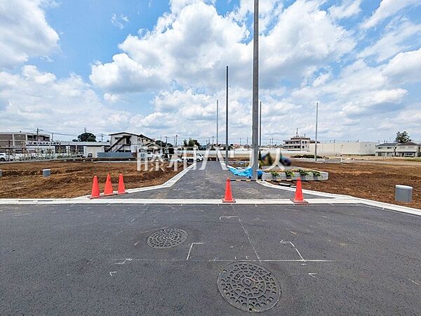 現場風景　【東久留米市下里1丁目】お買い物に便利な商業施設も充実のエリアです。　