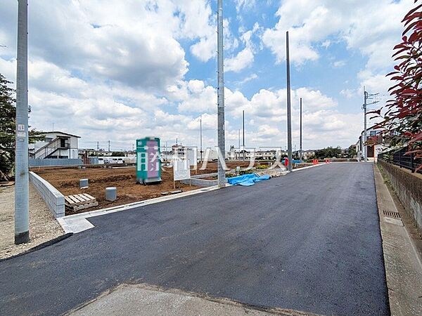 接道状況および現場風景　【東久留米市下里1丁目】 建物のプレゼンをさせていただきますので、実際の完成イメージを思い描いていただくことができます。お気軽にお問合せ下さい。