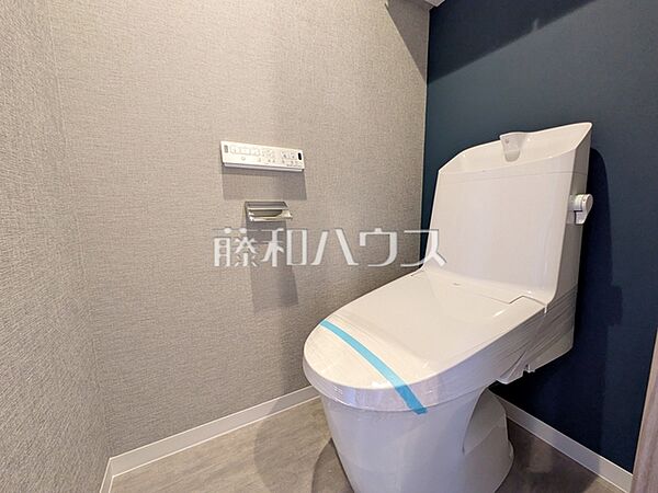トイレ　【サンアリーナ調布】温水洗浄機能付きトイレで清潔にご使用いただけます。　