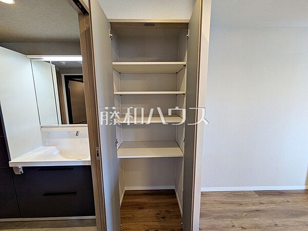 収納　【サンアリーナ調布】洗面室にはバスタオルや洗面具などをきれいに整理できる便利な棚を設置しました。
