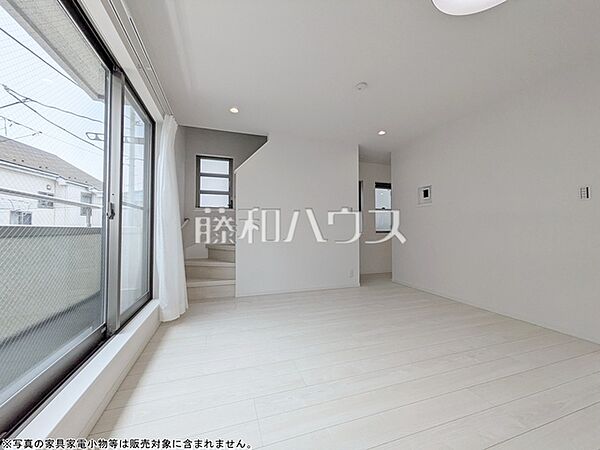 リビング　【三鷹市深大寺2丁目】