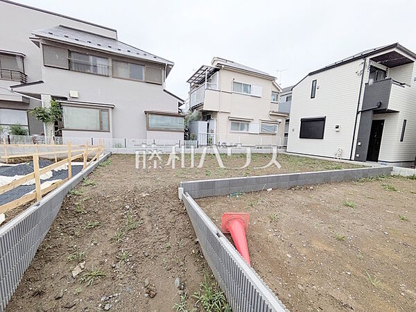≪1号地　外観≫ 旗竿地は、小さなお子様が急に道路に飛び出てしまうことを防ぎます。安心してお庭で遊ぶことができますね。　【府中市四谷3丁目】