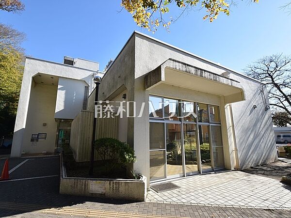 府中市立四谷図書館 (580m)
