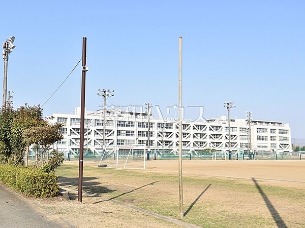 昭島市立昭和中学校 (150m)