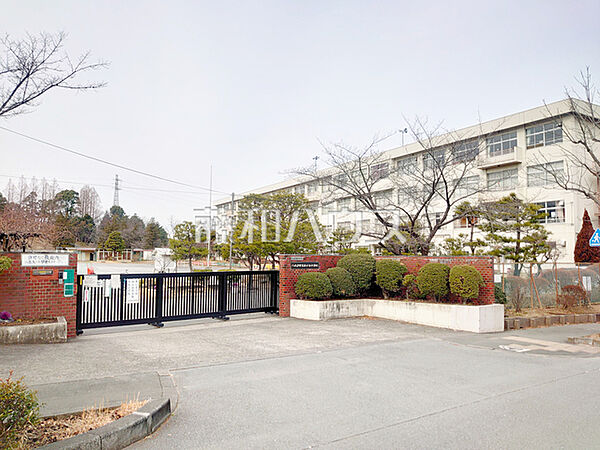 八王子市立松が谷小学校 (220m)