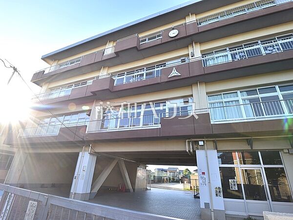 新座市立新堀小学校 (290m)