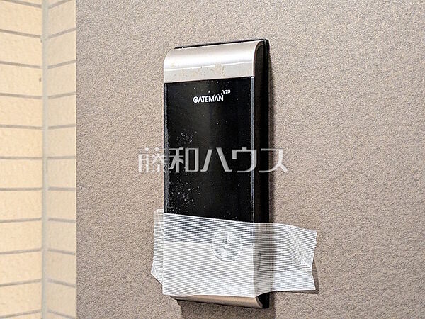 デジタルドアロック 玄関ドアのカードキーは非接触式のため、財布やパスケースにいれたままで施解錠できます！