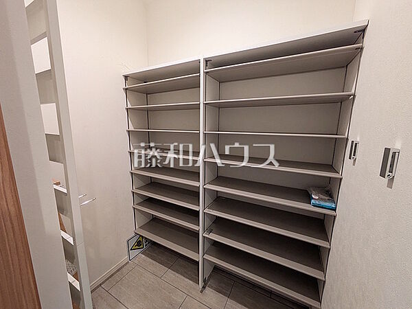 シューズクローゼット　【練馬区南大泉4丁目】