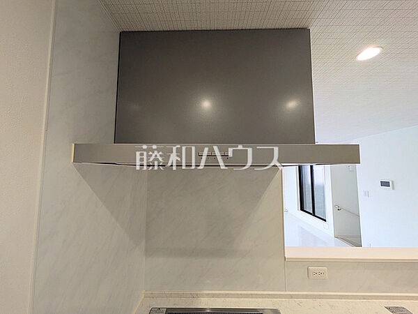 レンジフード　【練馬区南大泉4丁目】 お手入れのしやすいレンジフードは見た目もスッキリしていて、料理時の油煙やニオイを効率的に外に出せます。