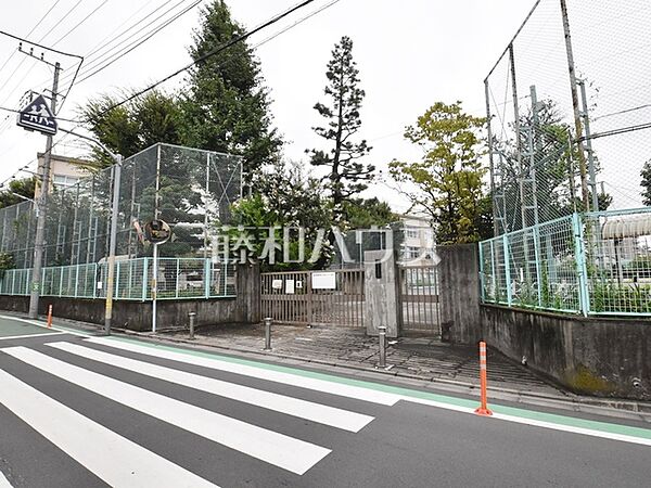 杉並区立富士見丘中学校 (590m)