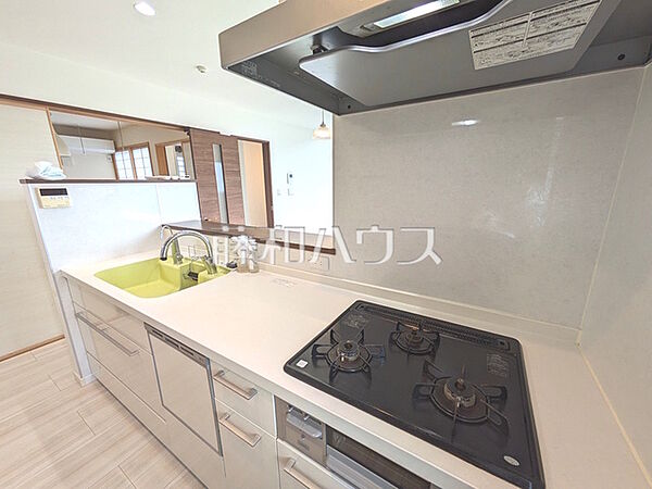 キッチン　【日野市多摩平6丁目】お料理上手な方が、独壇場で料理の腕前を披露できる対面キッチンです。食洗器付きで時短にもなります。