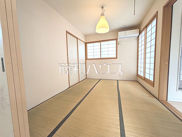 居室　【日野市多摩平6丁目】リビング横の和室はクッション性があり、怪我に繋がりにくい畳の上で遊ぶお子様を見守りながら家事ができます。