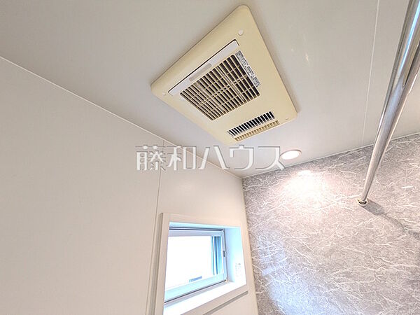 冷暖房・空調設備　【日野市多摩平6丁目】 雨の日の強い味方！浴室換気乾燥機付きユニットバスで洗濯物が乾かせます。