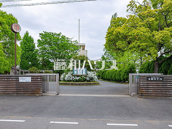 富士見市本郷中学校 (910m)