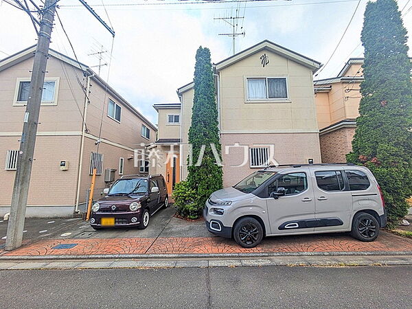 外観　【日野市大字上田】 マイカーを2台所有されているご家庭に嬉しいカースペース2台駐車可（車種による）