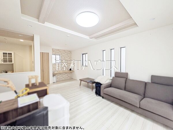大きなソファーを置いても圧迫感がない16.25帖の広々LDK。 　【清瀬市竹丘3丁目】
