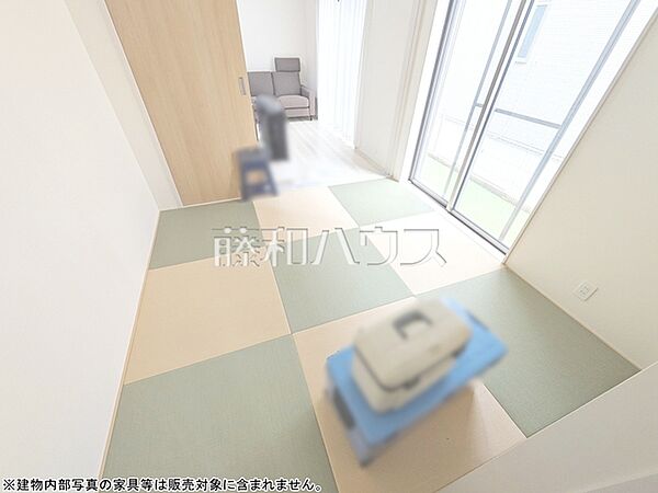 リビング横の和室はクッション性があり、怪我に繋がりにくい畳の上で遊ぶお子様を見守りながら家事ができます。 　【清瀬市竹丘3丁目】