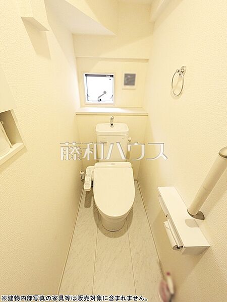窓があるため換気がしやすいトイレはお掃除の際も空気をスッキリと保てます。　【清瀬市竹丘3丁目】