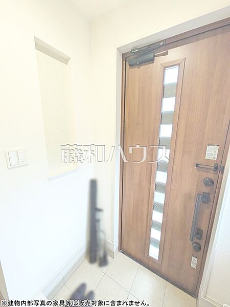 自然光を取り入れ明るい空間になるよう設計された玄関です。 　【清瀬市竹丘3丁目】