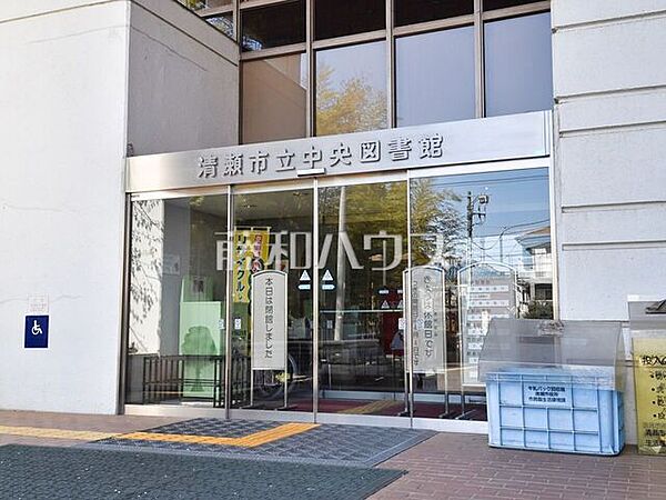 清瀬市立中央図書館 (990m)
