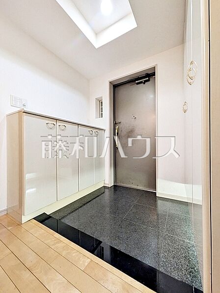玄関ホール/「住まいの顔」とも言われ、家全体のイメージを左右する重要な玄関スペース。お気に入りのインテリア用品や小物などで素敵な空間を演出してください　【ライオンズグローベル杉並今川レジデンシア】