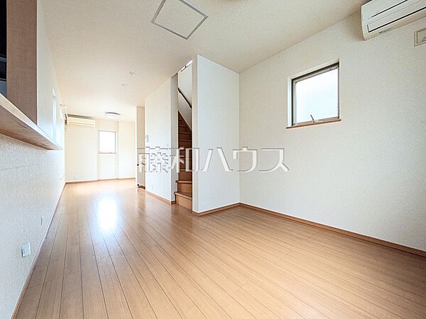 リビング　 大きなソファーを置いても圧迫感がない約17帖の広々LDK。窓からは陽光をたっぷり採り込み、明るく快適な団らん空間となっております。 【東久留米市本町3丁目】
