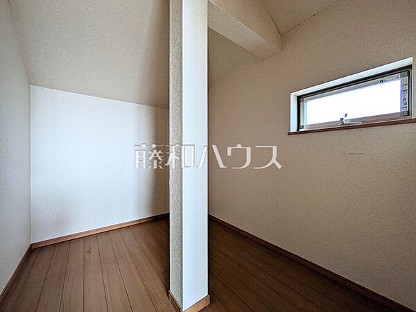 納戸　 窓付きで換気もできちゃう納戸！収納としてだけでなくテレワークにも活用できます。クローズドな空間だから仕事にも集中できますね！【東久留米市本町3丁目】