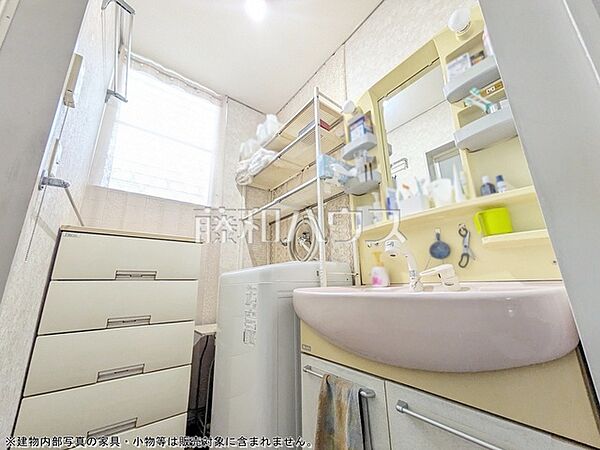 洗面室　【日野市平山1丁目】 洗面室・浴室・キッチンがコンパクトにまとまっているので、効率よく家事ができます。　